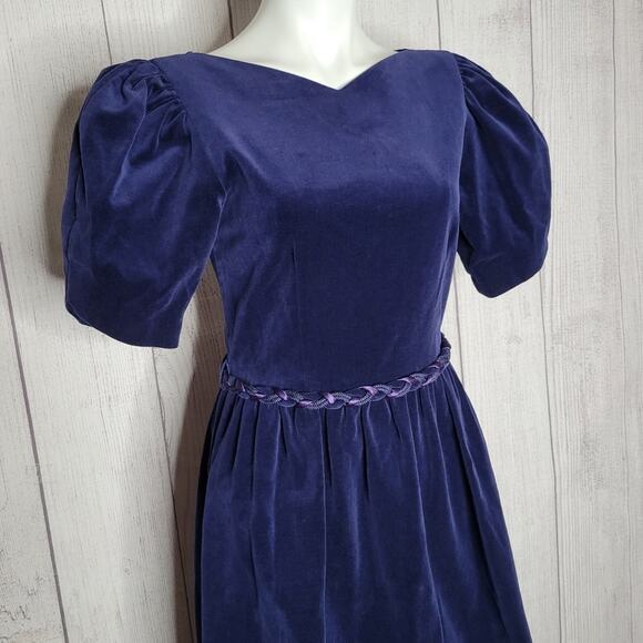 Vintage 80s Blue Velveteen Puff Sleeve Midi Dress with Braided Belt, size 9/10 - Picture 4 of 10